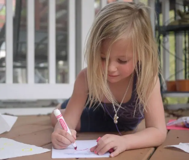 Child hold crayon — image 2