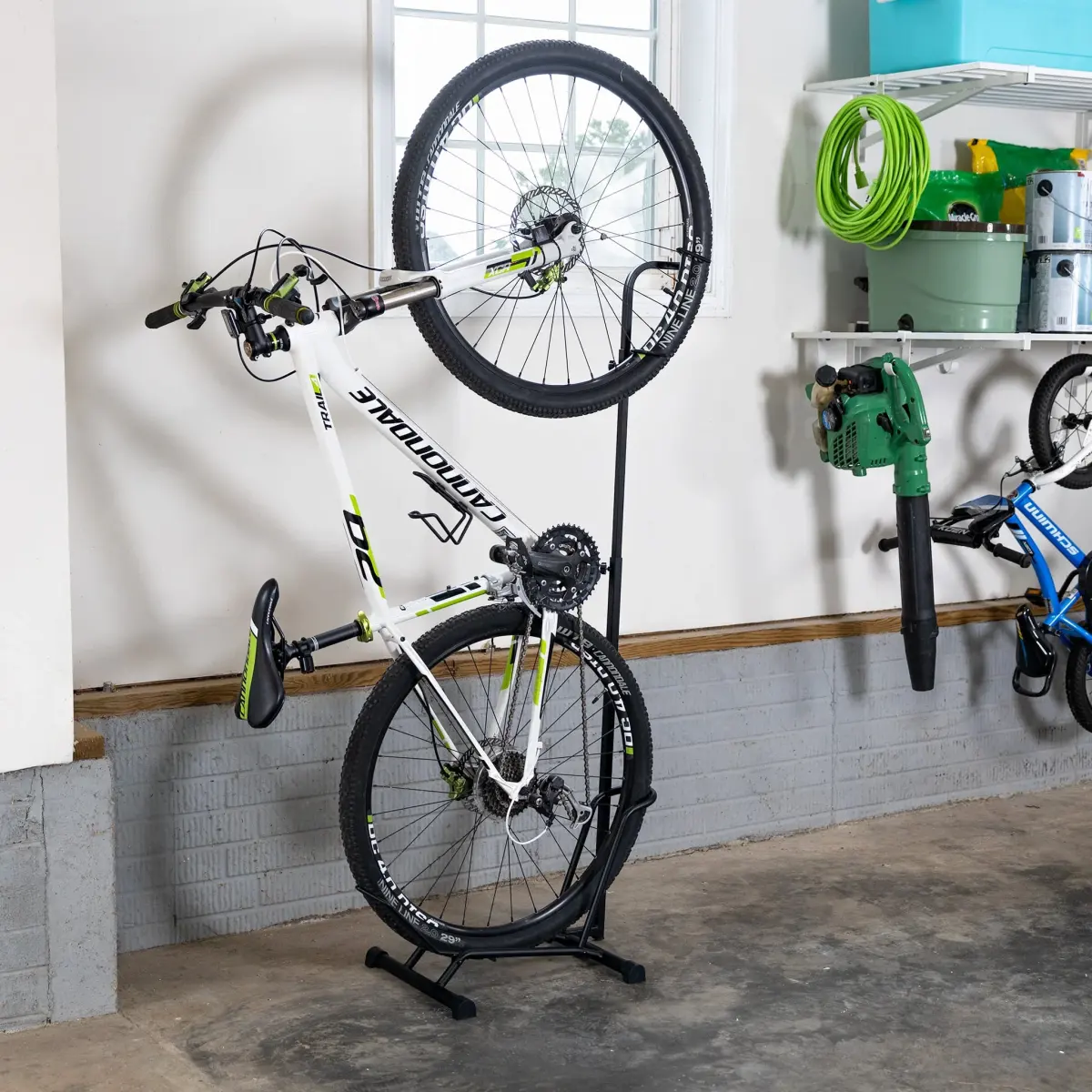 How does a bicycle stay upright
