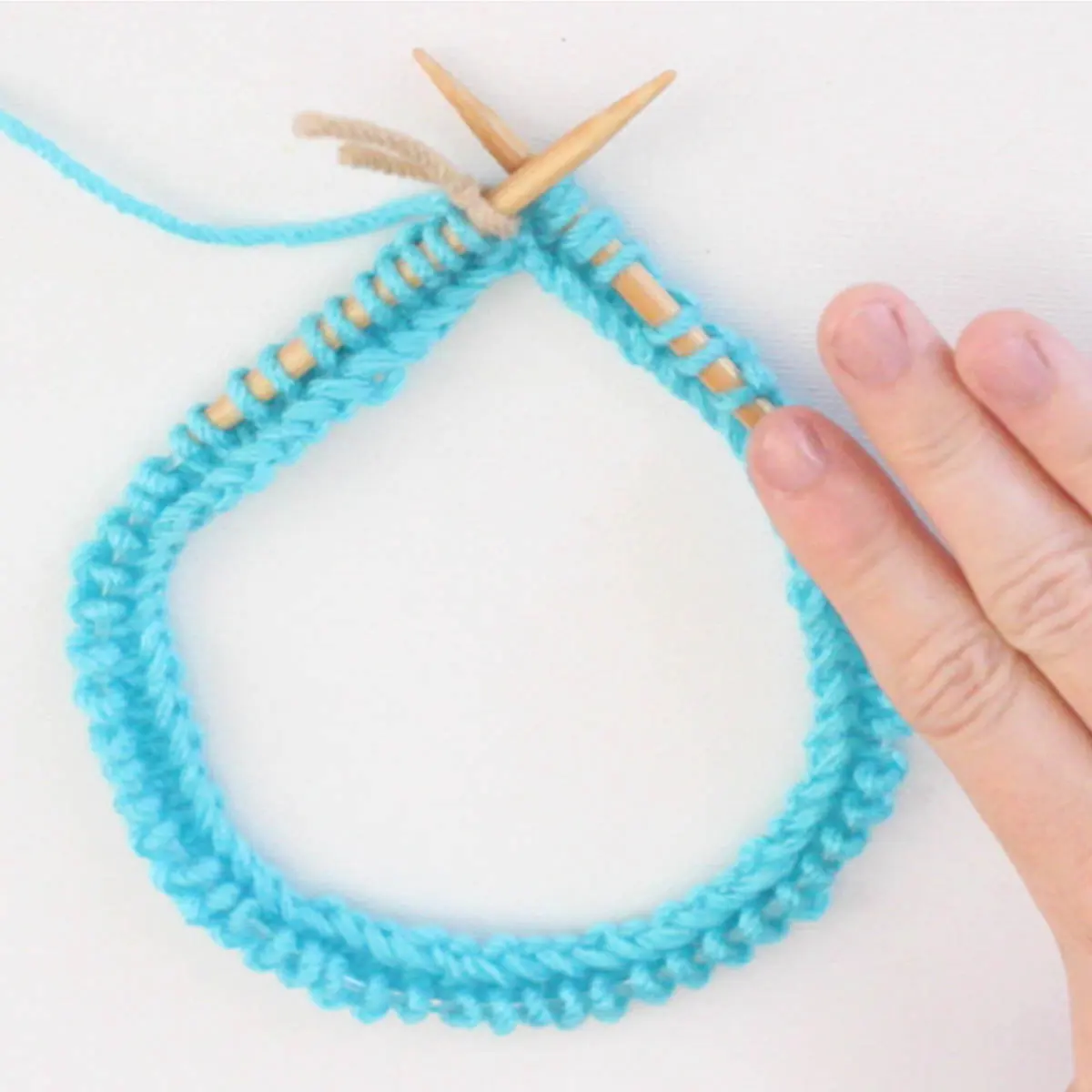 How do you cast on in knitting