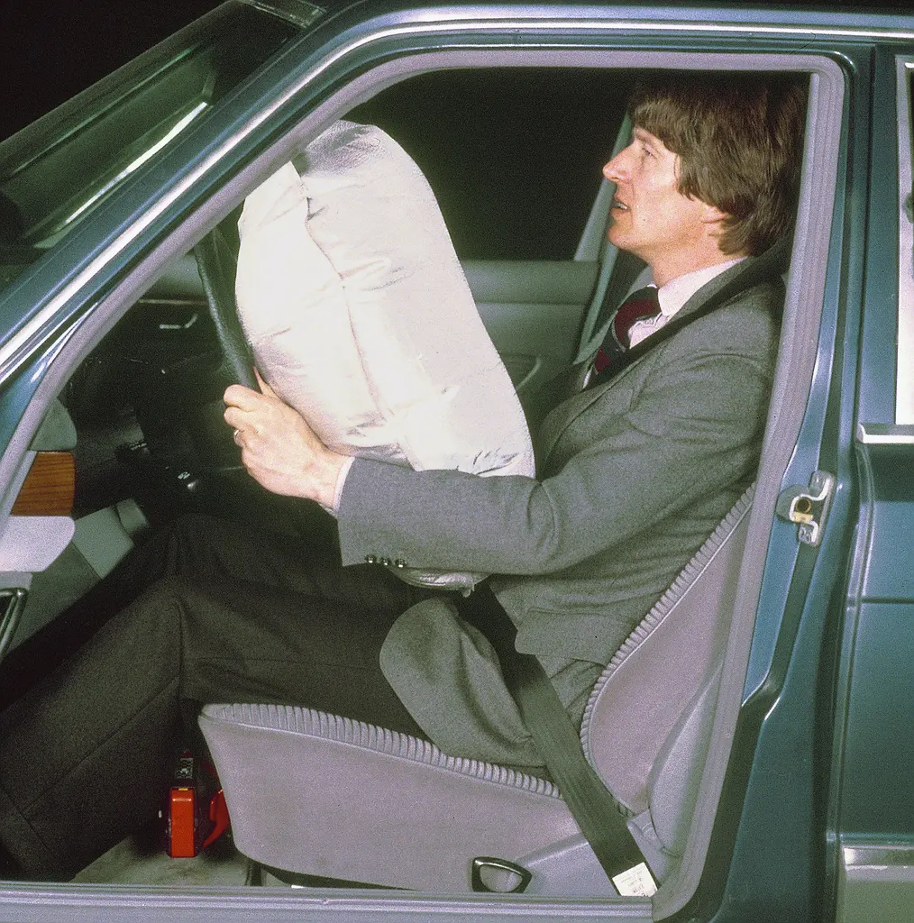 Mercedes-Benz airbag patent