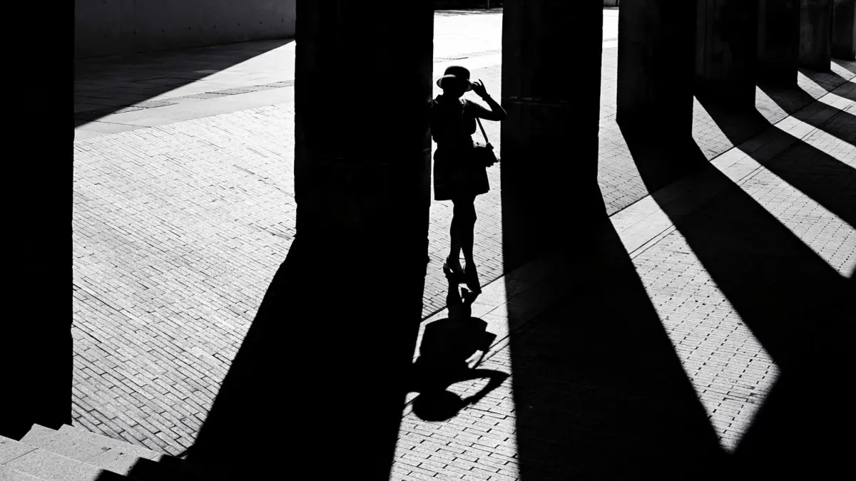Leading lines: Guiding the viewer's eye